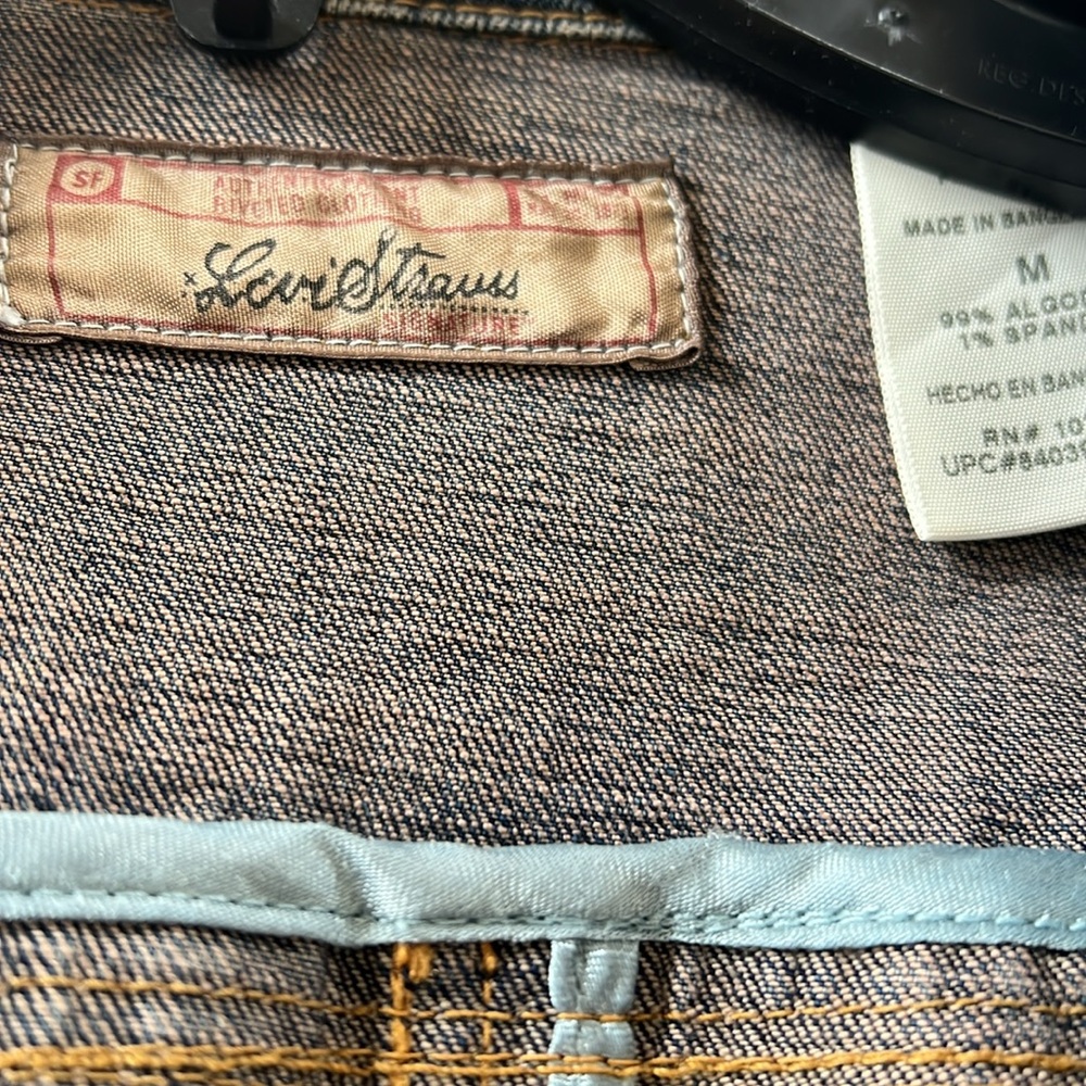 Rarely worn (maybe 2x) Vintage Size Med. Levi’s Blue Denim Blazer. - Picture 3 of 10